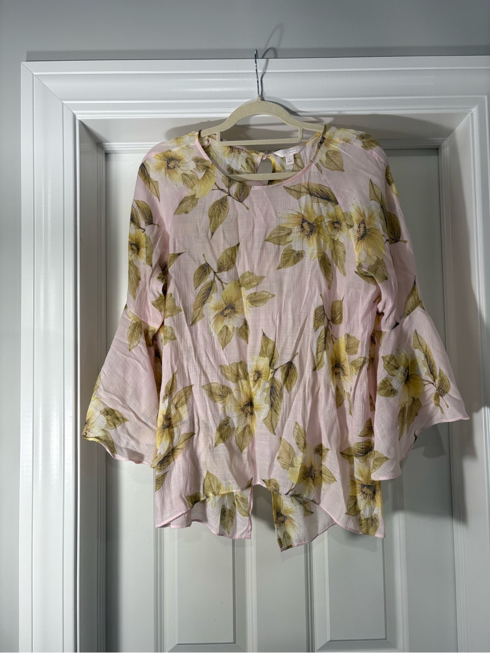 Lauren Conrad Womenโs Pink Floral Flutter Sleeve Top
